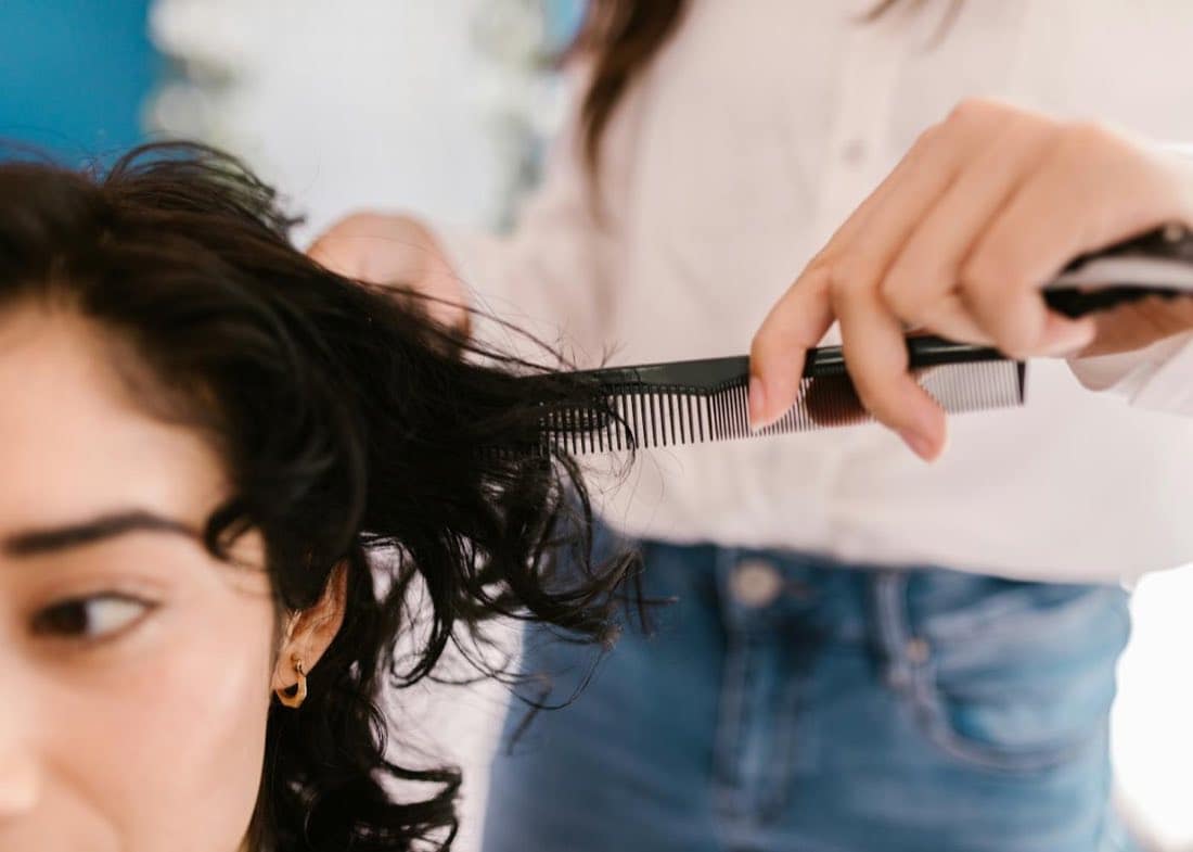 Sesión de cuidado capilar femenino en salón